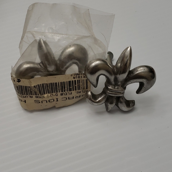 Dresser knob/pulls - Picture 1 of 4